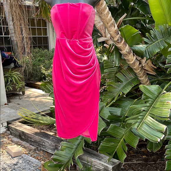 Lulu’s strapless, pink velvet asymmetric dress - Picture 3 of 7